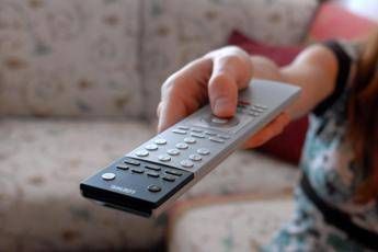 Ascolti tv, 22 gennaio: ‘Don Matteo’ su Rai1 vince prime time e ‘Striscia’ torna al 18.6%