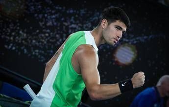 Australian Open, Alcaraz fatica con Zverev: “È una battaglia mentale”. E vince il set