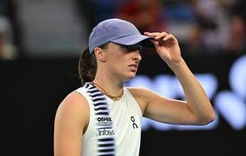 Australian Open, Swiatek perde e chiede privacy: “Siamo animali allo zoo?”