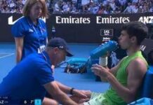 Australian Open, crampi per Alcaraz. E il medical time out fa infuriare Zverev