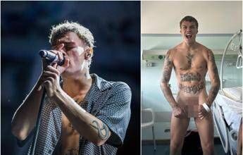 Blanco, la foto che fa discutere: in ospedale… completamente nudo