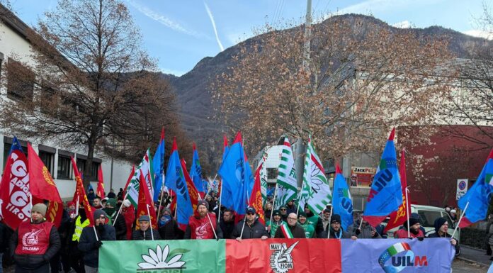 Crisi Valbruna, il grido degli operai a Bolzano: “Vogliamo certezze”. Riflettori accesi sul futuro di Vicenza Bolzano fiom cgil valbruna acciaierie protesta lunedì 12 gennaio 2026