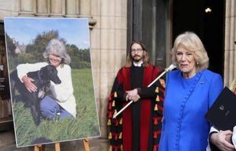 Camilla si inchina alla ‘regina’ dei romanzi rosa, l’omaggio a Jilly Cooper