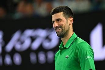 Djokovic concede il punto, Musetti vince il set: fair play del serbo agli Australian Open