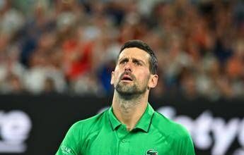 Djokovic si prende un warning e litiga con l’arbitro: “Stavo cercando il mio cappello”