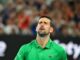 Djokovic si prende un warning e litiga con l’arbitro: “Stavo cercando il mio cappello”