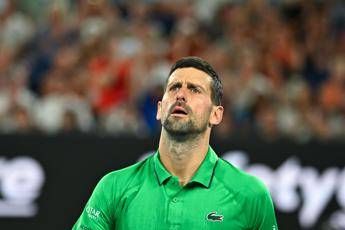 Djokovic si prende un warning e litiga con l’arbitro: “Stavo cercando il mio cappello”