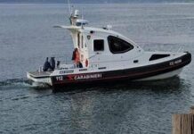 Donna scomparsa ad Anguillara, motovedette e subacquei scandagliano lago di Bracciano