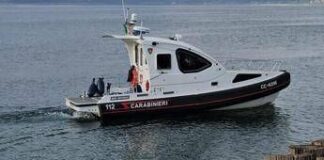 Donna scomparsa ad Anguillara, motovedette e subacquei scandagliano lago di Bracciano