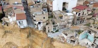 Frana Niscemi, palazzina di tre piani crolla nel precipizio: era nella zona rossa