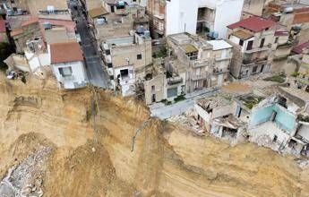 Frana Niscemi, palazzina di tre piani crolla nel precipizio: era nella zona rossa