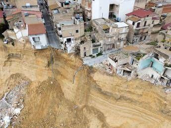 Frana Niscemi, palazzina di tre piani crolla nel precipizio: era nella zona rossa