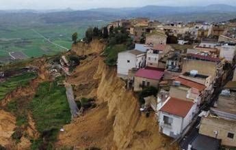 Frana a Niscemi, il sindaco agli abitanti: “State a casa”