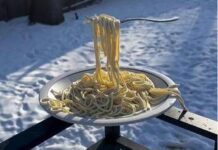 Freddo artico negli Usa, gli spaghetti si congelano e restano sospesi: il video è virale