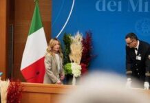 Giacca beige e chioma ‘beachwaves’, il look di Meloni in conferenza stampa