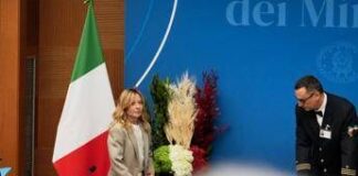 Giacca beige e chioma ‘beachwaves’, il look di Meloni in conferenza stampa