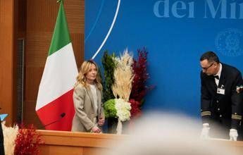 Giacca beige e chioma ‘beachwaves’, il look di Meloni in conferenza stampa