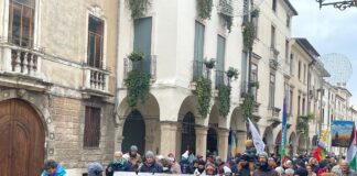 Cammino di pace diocesano, Vicenza risponde: centinaia di persone in marcia per una pace disarmata Giornata Mondiale per la Pace Giovedì 1 Gennaio 2026, sfilano i vicentini nel Cammino di pace