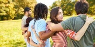 Hugging Day, fra calore umano e robot il potere terapeutico dell’abbraccio