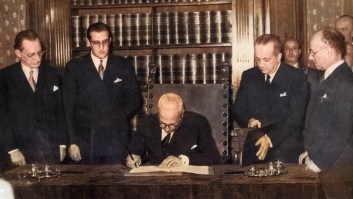 Il 27 dicembre 1947 il il Capo provvisorio dello Stato Enrico De Nicola, a Palazzo Giustiniani, firmava la Costituzione della Repubblica italiana