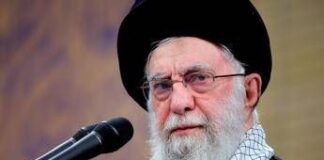 Iran, Khamenei agli Usa: “Navi da guerra nel Golfo? Più pericolosa l’arma che può affondarle”
