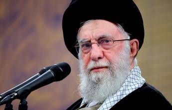 Iran, Khamenei agli Usa: “Navi da guerra nel Golfo? Più pericolosa l’arma che può affondarle”