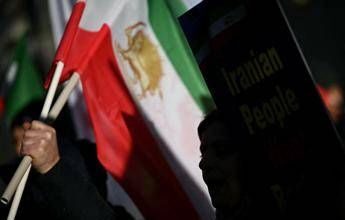 Iran, Trump vorrebbe “azione militare rapida e decisiva”. Comandante Pasdaran: “Pronti a rispondere”