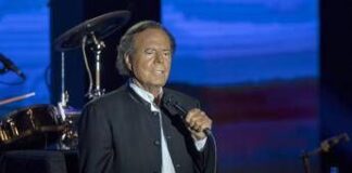 Julio Iglesias accusato di violenza sessuale da due sue ex dipendenti