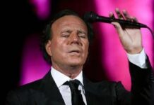 Julio Iglesias, archiviata denuncia per aggressioni sessuali