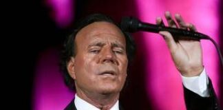 Julio Iglesias, archiviata denuncia per aggressioni sessuali