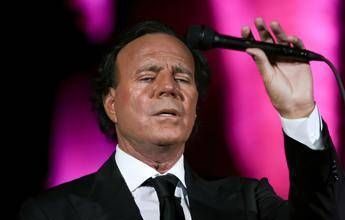 Julio Iglesias, archiviata denuncia per aggressioni sessuali