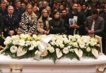 La Spezia, in migliaia ai funerali di Aba. Il vescovo: “Il dolore è di tutta la comunità”