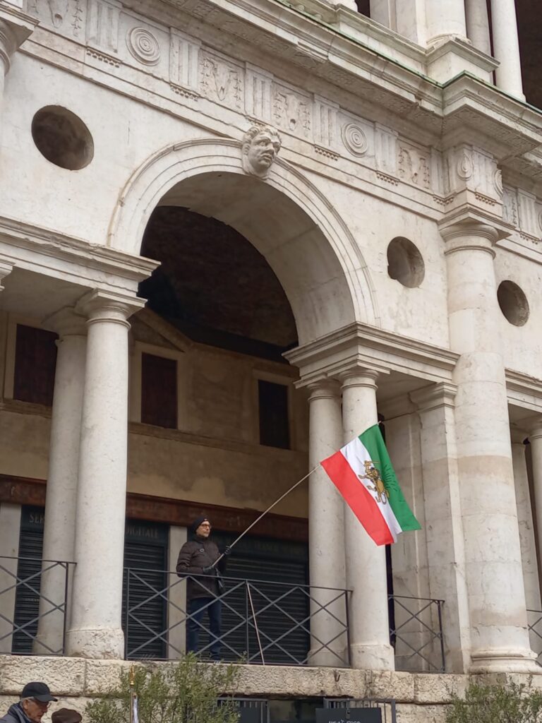 La bandiera dell'Iran non Komheinista