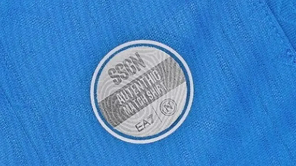 La patch della maglia del Napoli con Autentich invece che Authentic