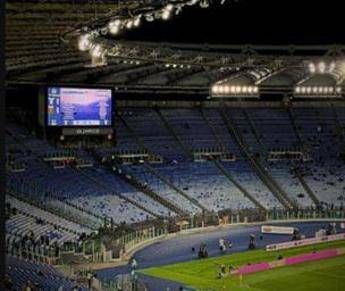 Lazio-Genoa in campo nel deserto, lo stadio Olimpico è vuoto