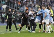 Lazio-Napoli, caos finale con tre espulsi e Conte in campo. Cos’è successo