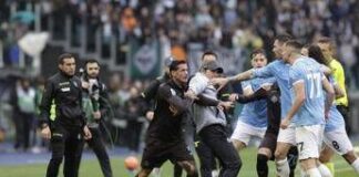 Lazio-Napoli, caos finale con tre espulsi e Conte in campo. Cos’è successo