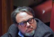 M5S, Carotenuto e gli occhiali smart alla Camera: “Non faccio video in Aula”