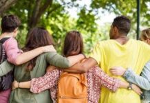 Mal di schiena nei giovani, ne soffre il 20%: errori da non fare, consigli e falsi miti