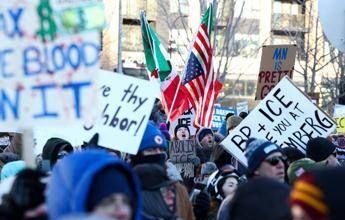 Manifestazioni anti-Ice a Minneapolis e nel resto degli Usa, migliaia in protesta