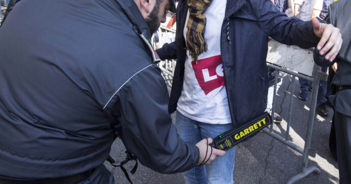 Metal detector portatili per Valditara su richiesta dei presidi