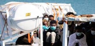 Migranti, ecco la nuova strategia Ue: ‘centri multifunzionali’ lungo le rotte