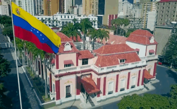 Il risveglio di Maduro e signora a Miraflores, quando la geopolitica entra in camera da letto: intervista a Giuseppe Arnò, presidente di ASIB Miraflores Palace, residenza di Maduro (Wikipedia by Prensa Presidencial - Government of Venezuela - YouTube: https://www.youtube.com/watch?v=FBJVAck1jEM – View/save archived versions on archive.org and archive.today, CC BY 3.0, https://commons.wikimedia.org/w/index.php?curid=89622086)