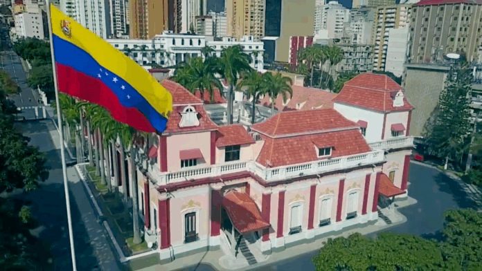 Miraflores Palace, residenza di Maduro (Wikipedia by Prensa Presidencial - Government of Venezuela - YouTube: https://www.youtube.com/watch?v=FBJVAck1jEM – View/save archived versions on archive.org and archive.today, CC BY 3.0, https://commons.wikimedia.org/w/index.php?curid=89622086)