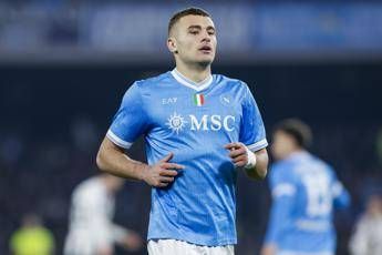 Napoli-Verona, rigore (e momentaneo 0-2) dei gialloblù tra le proteste. Cos’è successo