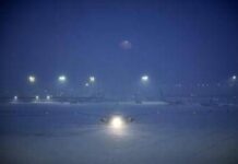 Neve e gelo in Francia, Parigi imbiancata: voli cancellati e trasporti nel caos