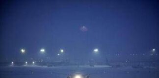 Neve e gelo in Francia, Parigi imbiancata: voli cancellati e trasporti nel caos