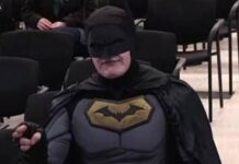 “Non dovete aiutare l’Ice”, in consiglio comunale arriva Batman