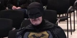 “Non dovete aiutare l’Ice”, in consiglio comunale di Santa Clara, in California, arriva Batman