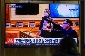 Nordcorea, Kim e figlia a test sistema lanciarazzi multiplo: “Rafforziamo deterrenza”
